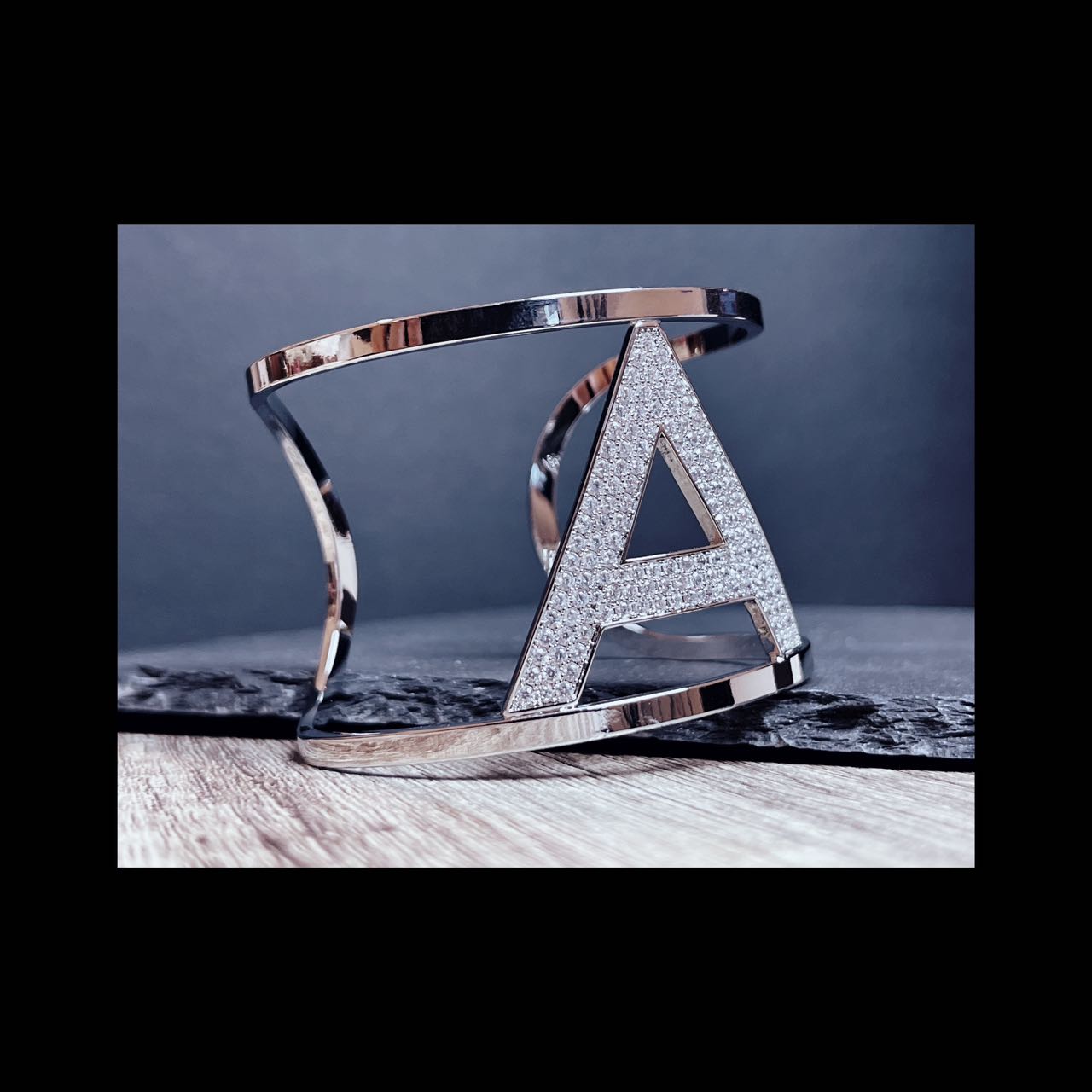 bracciale lettera grande